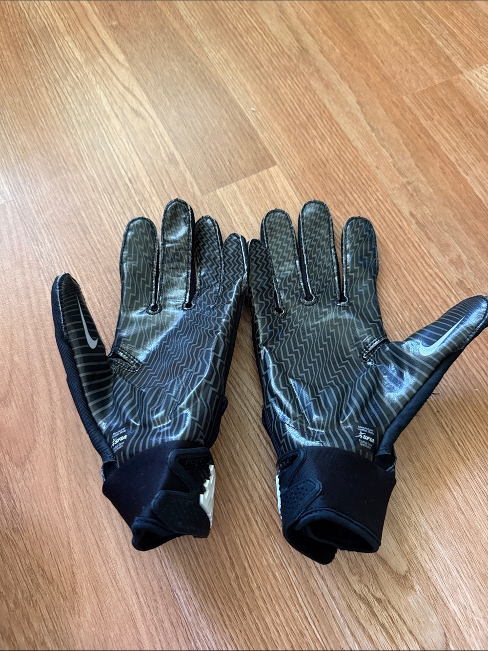 Football gloves - Picture 2 of 4